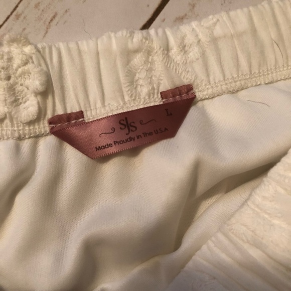 ❗️5/$25❗️Beautiful White Skirt - Picture 3 of 3